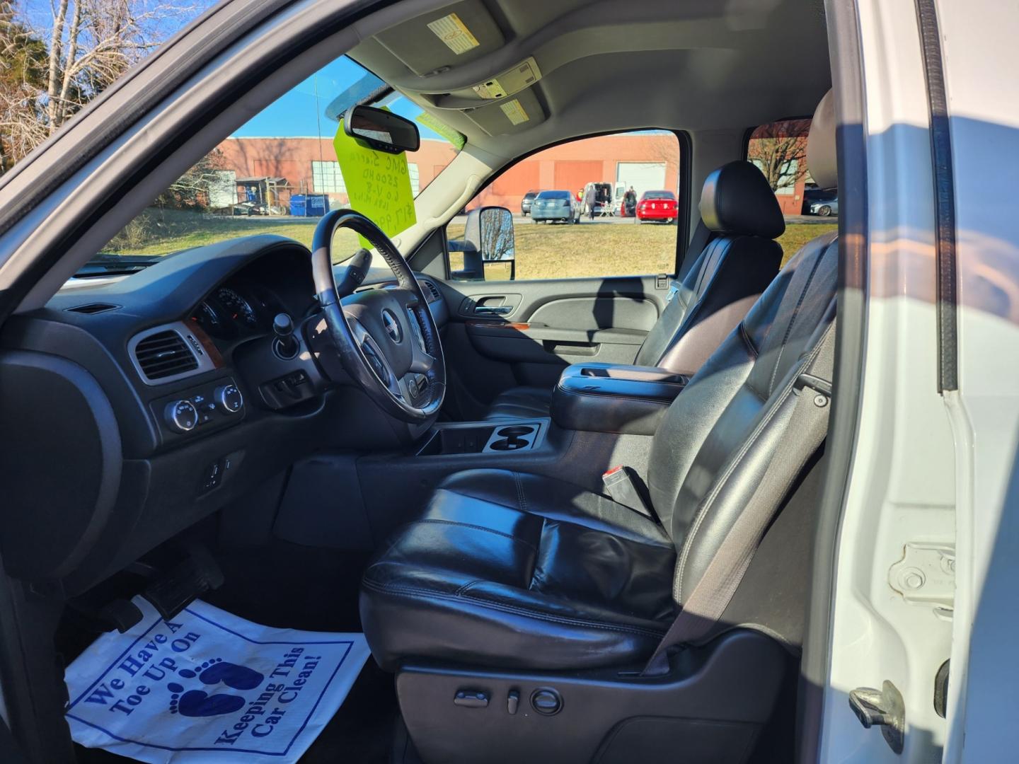 2011 WHITE /Black GMC Sierra 2500HD SLT Crew Cab 4WD (1GT121CG3BF) with an 6.0L V8 OHV 16V FFV engine, 6-Speed Automatic transmission, located at 1221 Madison St., Shelbyville, TN, 37160, (931) 680-9439, 0.000000, 0.000000 - Photo#7